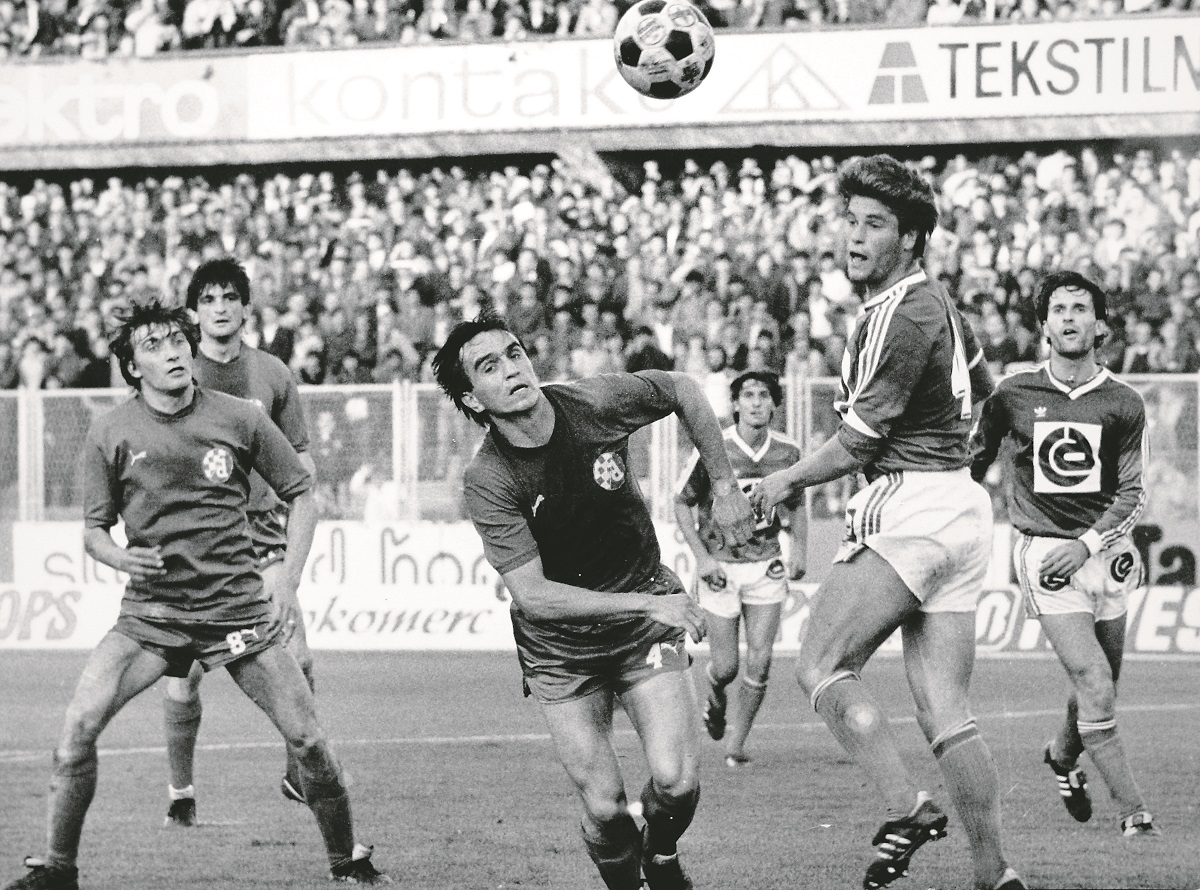 Zagreb, 14.10.1984   Dinamo - Rapid  5:1  Zlatan Arnautovic u borbi za loptom, Snjesko Cerin i Predrag Juric očekuju ishod   snimio: Z. Pajvot